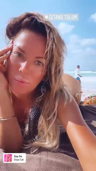 Karina jelinek mostrando el orto