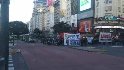 Marcha de hoy 18/05/21 en el Obelisco. Los manifestantes cortaron Corrientes a pesar de ser muy pocos.