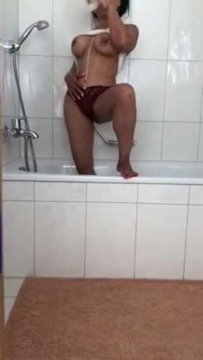 I know nudes of me will get upvotes, so here we go (I will of course upvote back😘)