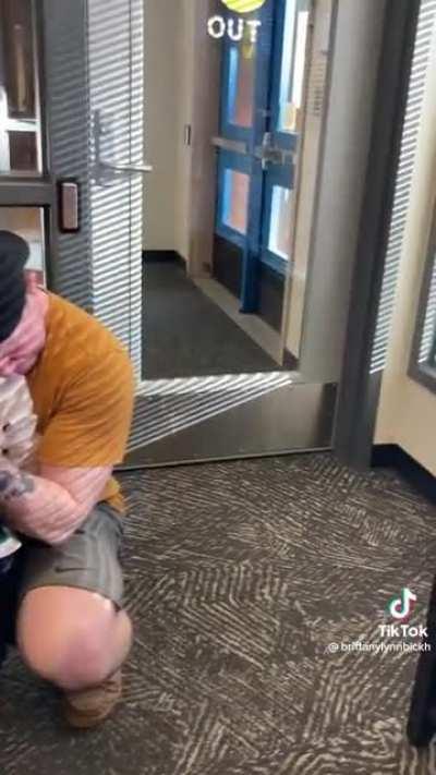 Dad surprises his daughter with special homecoming after being deployed for 6 months. ❤️🤍💙