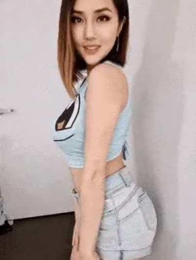 +18 Feeling my squirtle shirt and outfit today! Also don't know how to make high quality gifs on gfycat