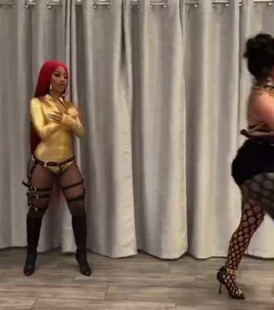 Cardi looking super Sexy