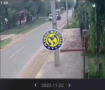 Impatient driver tries to overtake a van and causes big crash