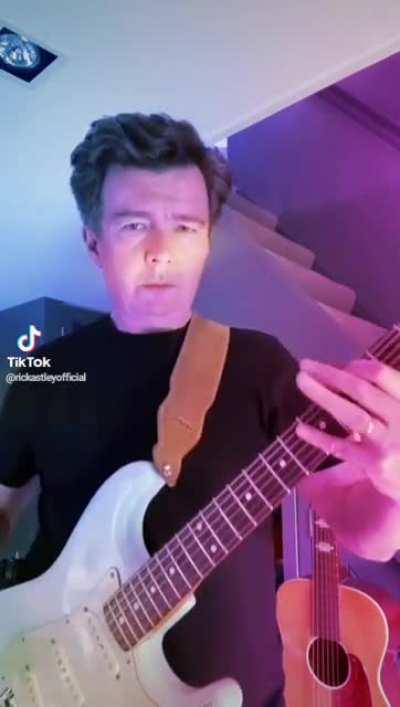 Wtf Alex just rickrolled me??? 😱😱