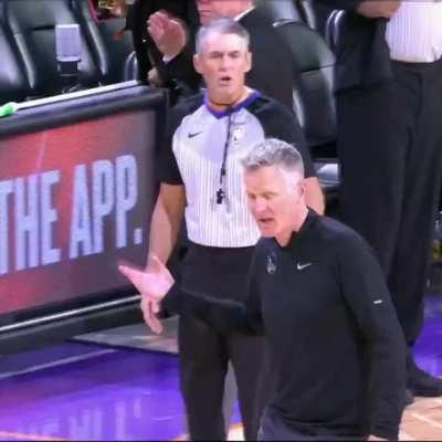 [Highlight] Steve Kerr stayed behind after the halftime buzzer to exchange some words with Scott Foster
