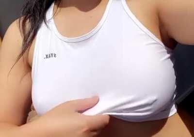 Showing off my titties is fun 😜😍