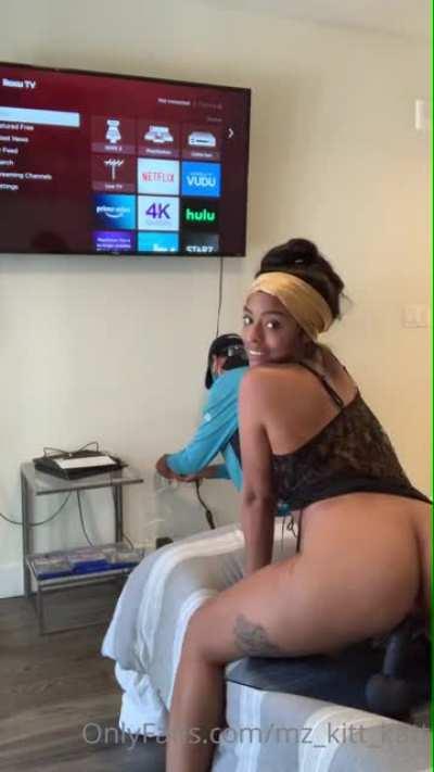 She wild here got this man in the house oblivious