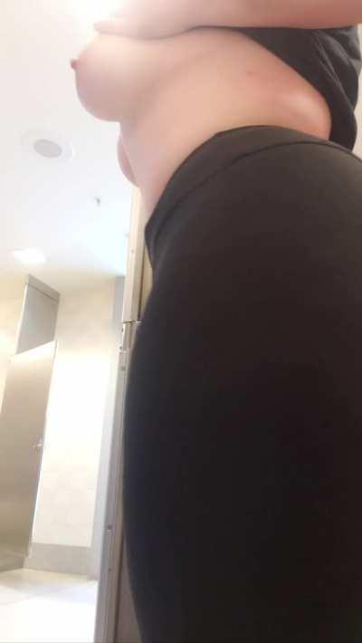 [f] Flight was delayed so I had time for a flash before boarding 😘