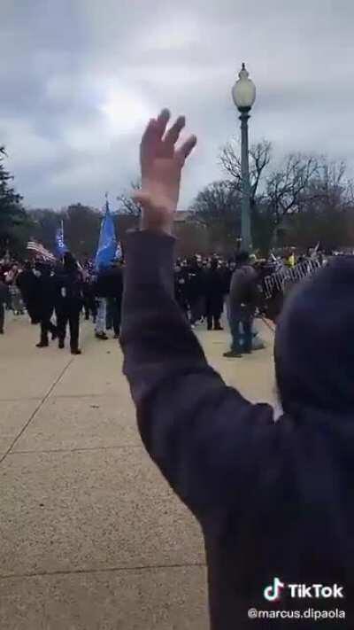Video of Police inviting those dangerous protestors into the capital
