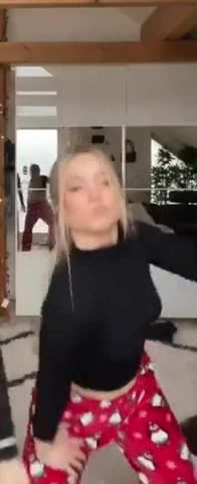 Julia Beautx Booty shake 🍑…. TikTok von ihrer Schwester 25.12.23