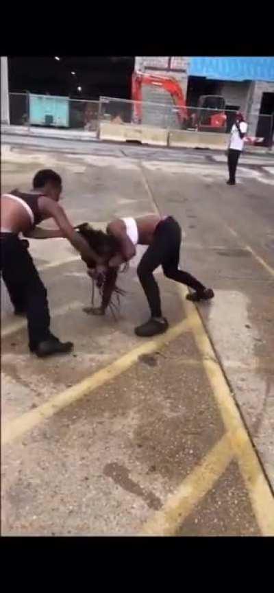 This chick really just casually took a drag from her cig mid fight 😱