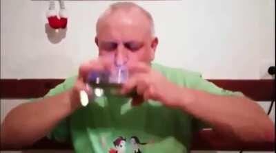 Prva slovenska zdravniška in šamanska roka nekje iz dolenjskega konca. Vrsta pred njegovo ambulanto v Kočevju je dolga in noben od čakajočih ne upošteva varnostne razdalje.