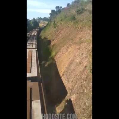 Парня удалило поездом