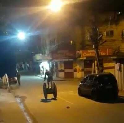 Traficante carioca esqueceu a grana no bolso e...