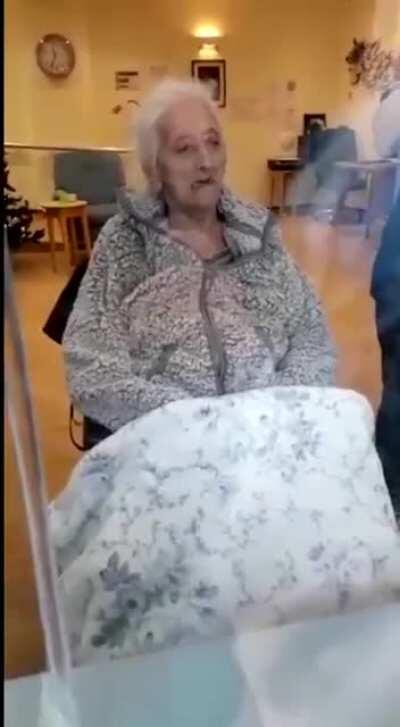 Heart breaking: nursing home refuses to check on her mother’s “blue lips”, hangs up, takes her away from the window, and closes the blinds.