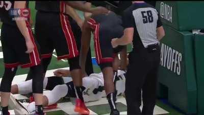 [Highlight] Ariza fouls Giannis and uses him to get up