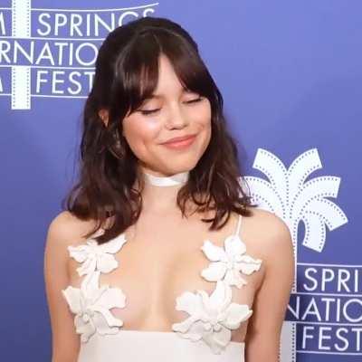 Jenna Ortega giggling at a premiere will brighten your day 🤭