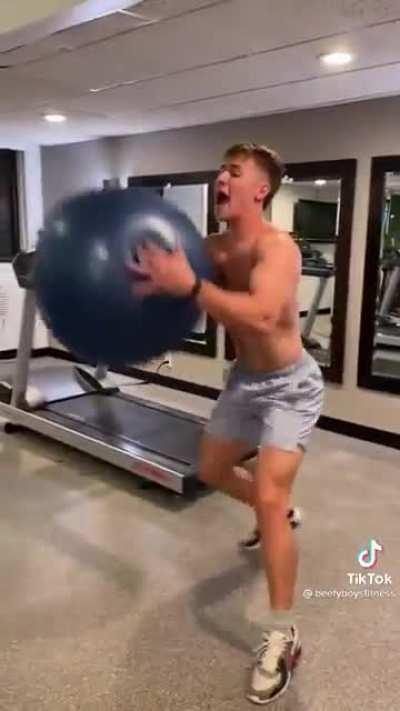 Это самая гейская вещь, которую я смотрел сегодня, и я только что смотрел гей-порно (с)