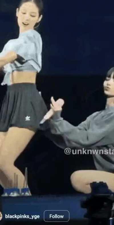 Jennie & Lisa my dream threesome 🥵