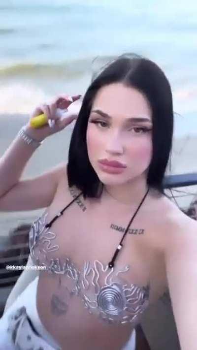 What is yeat doin there 💀