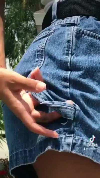 Anais selling her clothes