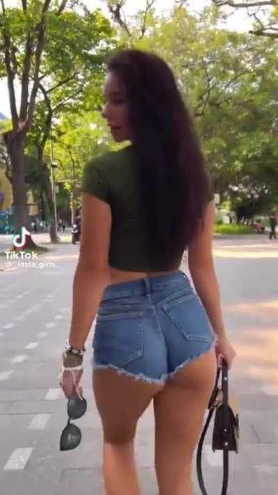 Gonna follow her all day