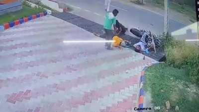 Motorcycle viciously smashes into a pole (21 June, 2023. India)