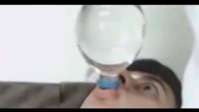 rod tomando agua con musica de linkin park de fondo