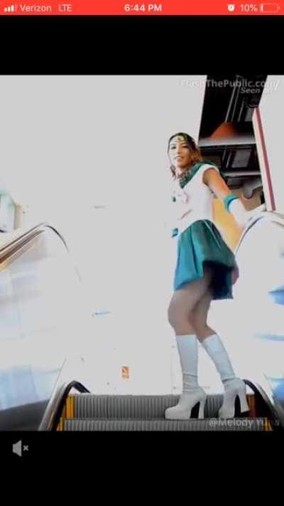 Melody Yuna masturbating at comicon