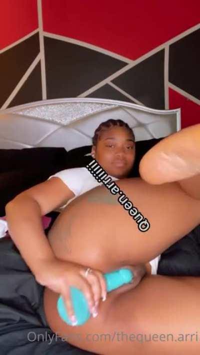 Queenarri teasing with that sweet pussy