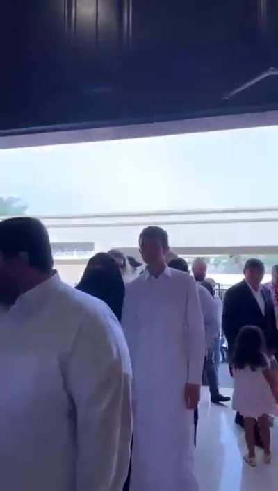 Burası Katar Doha Türk Büyükelçiliğimiz. Türk vatandaşlarının yanı sıra Araplardan da Türkiye’deki seçimlere yoğun katılım var!