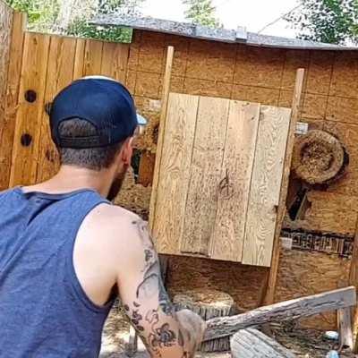 Pinning 2 rings with 2 throwing knives simultaneously.