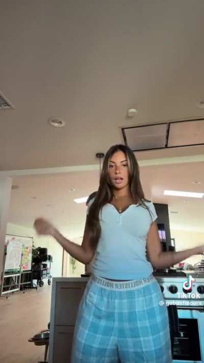 Gabi shaking ass 🍑 (TT) 