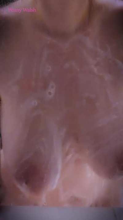 Big tiddy girl takes a bath. Full video in the comments!