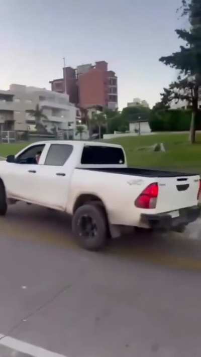 Hiluxero realizó maniobras peligrosas en el Parque Urquiza de Paraná y le sacaron el carnet