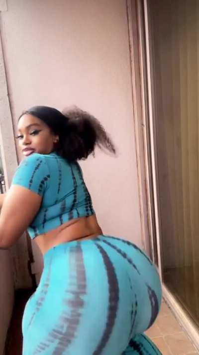 I wanna get in her 👅👀