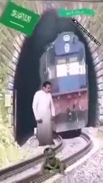 صلاة الله النبيلة تنقذ الطفل من القطار🙏🙏🙏Praise this man صلوا الله فيوفقكم thank you sir ☺️☺️☺️😊🙏🙏🙏