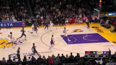 [Highlight] Vanderbilt somehow defends two Raptors and saves into a D'Lo three