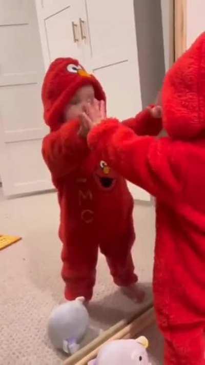 Baby recognises herself in the mirror for the first time