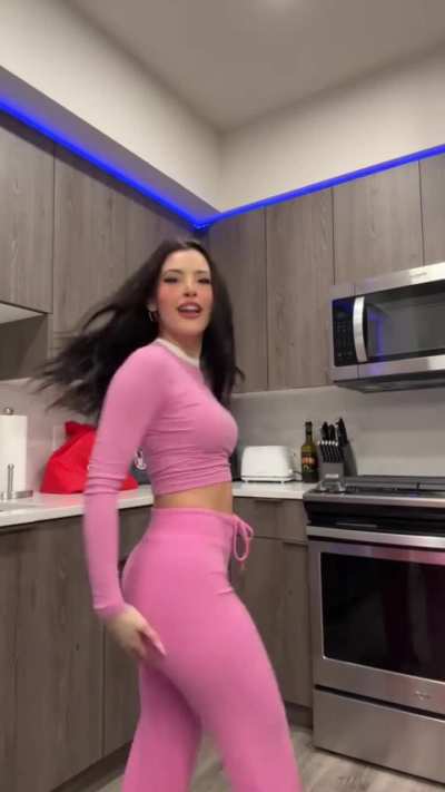 Shaking that 🍑😈