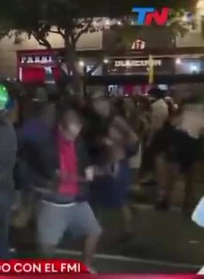 Jubilado moviendo la cintura.