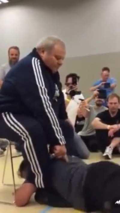 Чёрный пояс по поглаживанию...