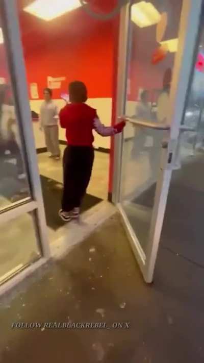 Girl defends herself after a group shows up at her job planning to jump her. Things didn’t work out as planned 👊