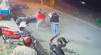 #Adoro los finales felices. Iban a asaltar a un grupo de personas y a uno de los delincuentes se le escapó un tiro y acabó matando a su cómplice. La novia de éste cómplice llega abrazar a Alexis Yandel Guadalupe.