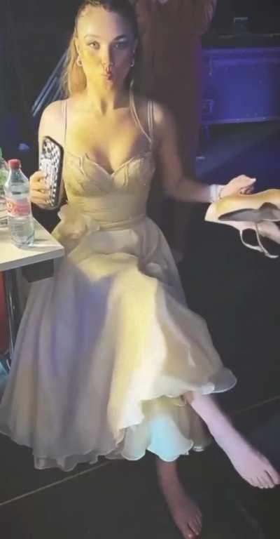 Julia wackelt mit ihren Brüsten