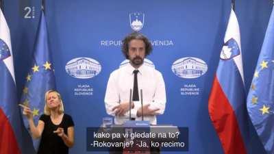 Po naključju sem našel biser med petkovo tiskovno konferenco o aktualnem epidemiološkem stanju. Nekateri jazjazi se napišejo sami.