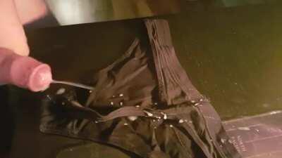 Love to cum on Panties