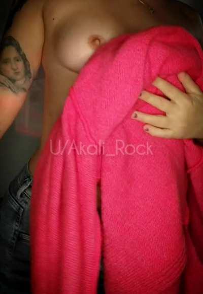 Its cold af over here... can u see how hard my nipples are? Can cut through glas... come and lickem