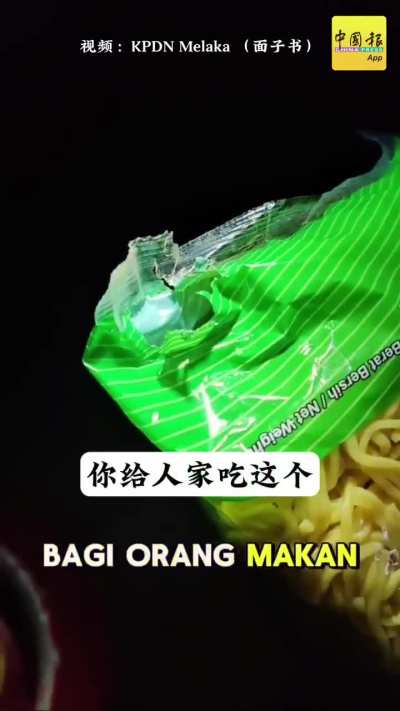 KPDN Melaka officers sounding an eatery for questionable hygiene. Very good. We need more of this!