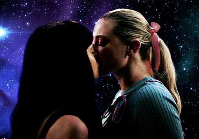 Veronica and Betty kiss in Riverdale S07E14, Jule 2023